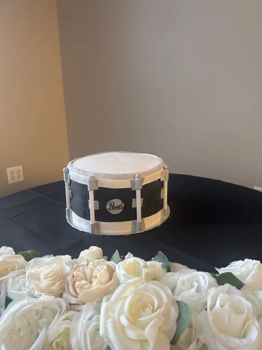 Decorative cake shaped like a drum on a table
