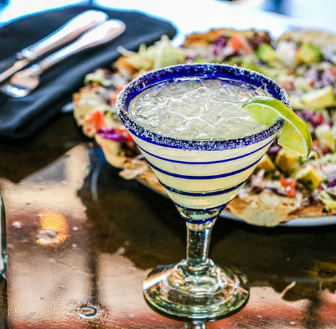 Classic margarita cocktail with lime garnish