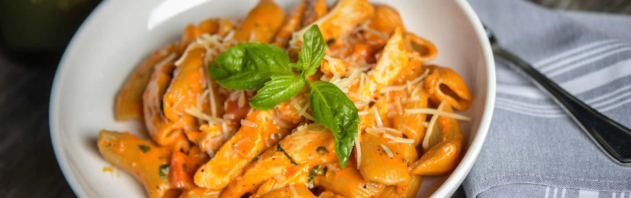 Creamy penne pasta with chicken and basil