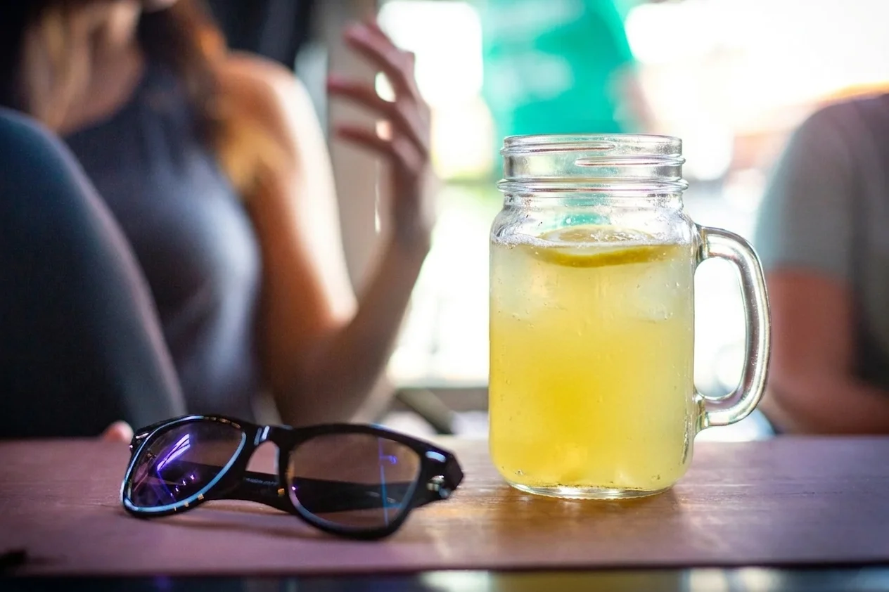 Refreshing lemonade in a mason jar with lemon slices