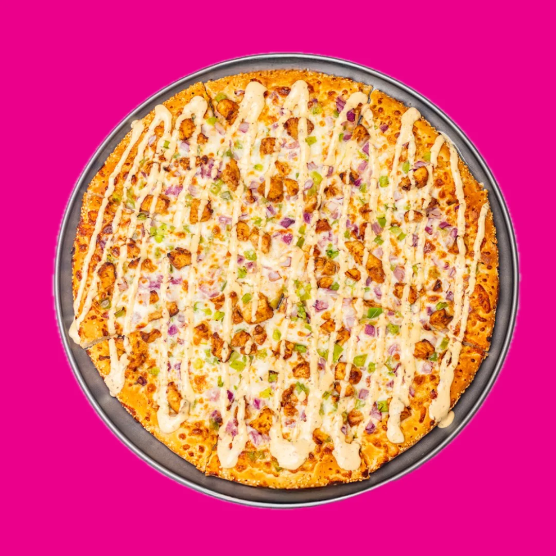 Spicy chicken pizza with creamy drizzle