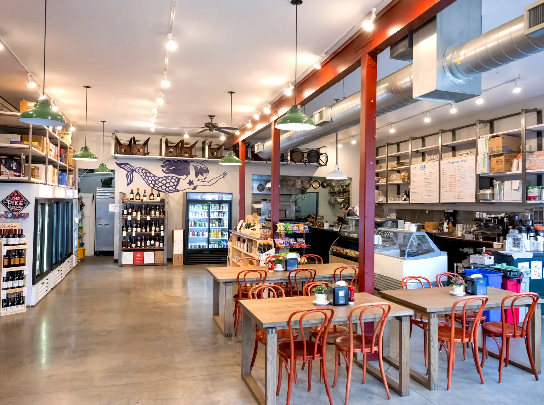 Inside of Joe'z Bayside Market & Cafe