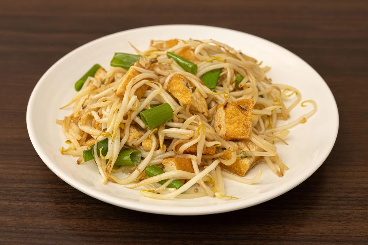 Bean Sprouts with Tofu {ပဲပင်ပေါက်ပဲပြားကြော်}