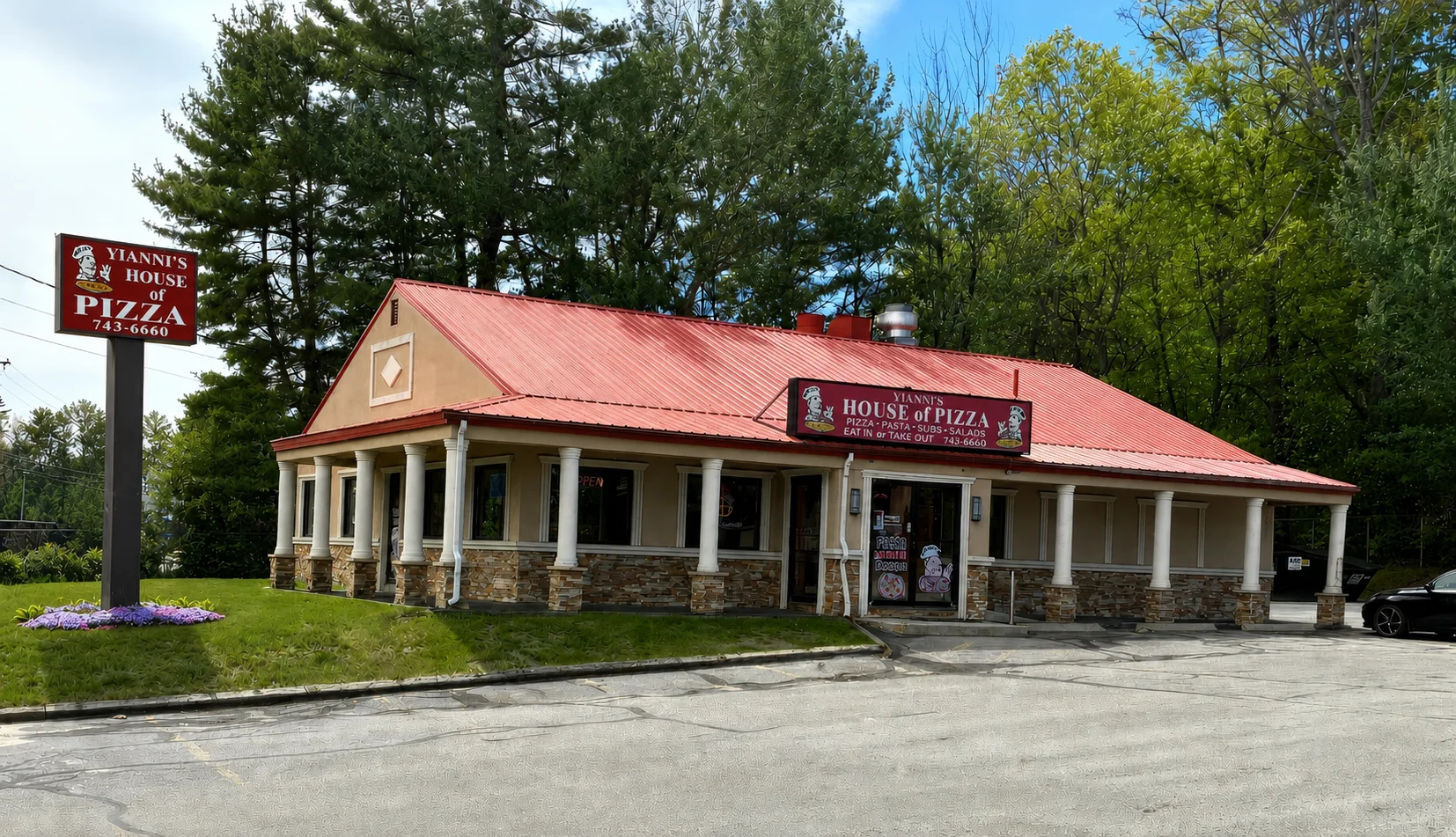 Exterior view of Yianni's House of Pizza restaurant