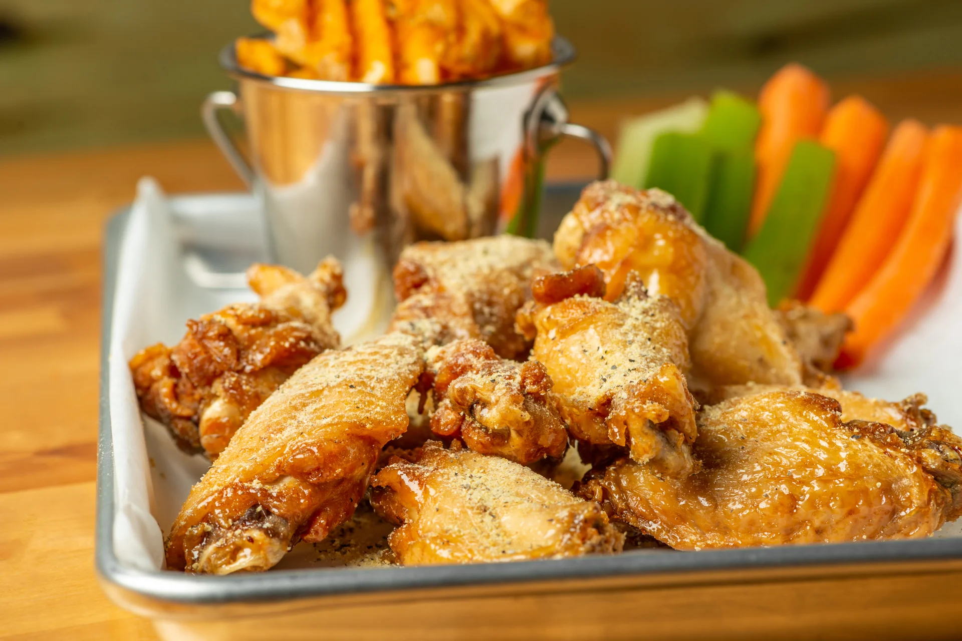 Crispy chicken wings served with celery and carrots