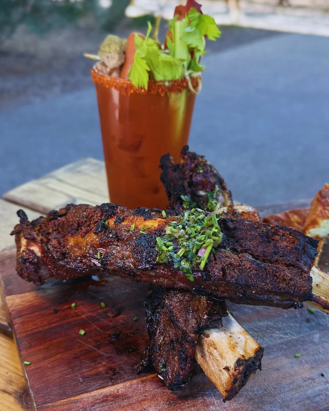 Smoky Texas-style beef ribs with a spicy cocktail