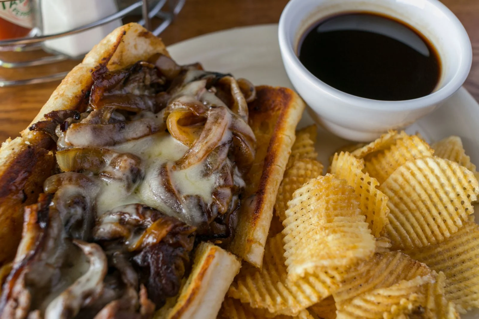 Philly cheesesteak sandwich with crispy chips