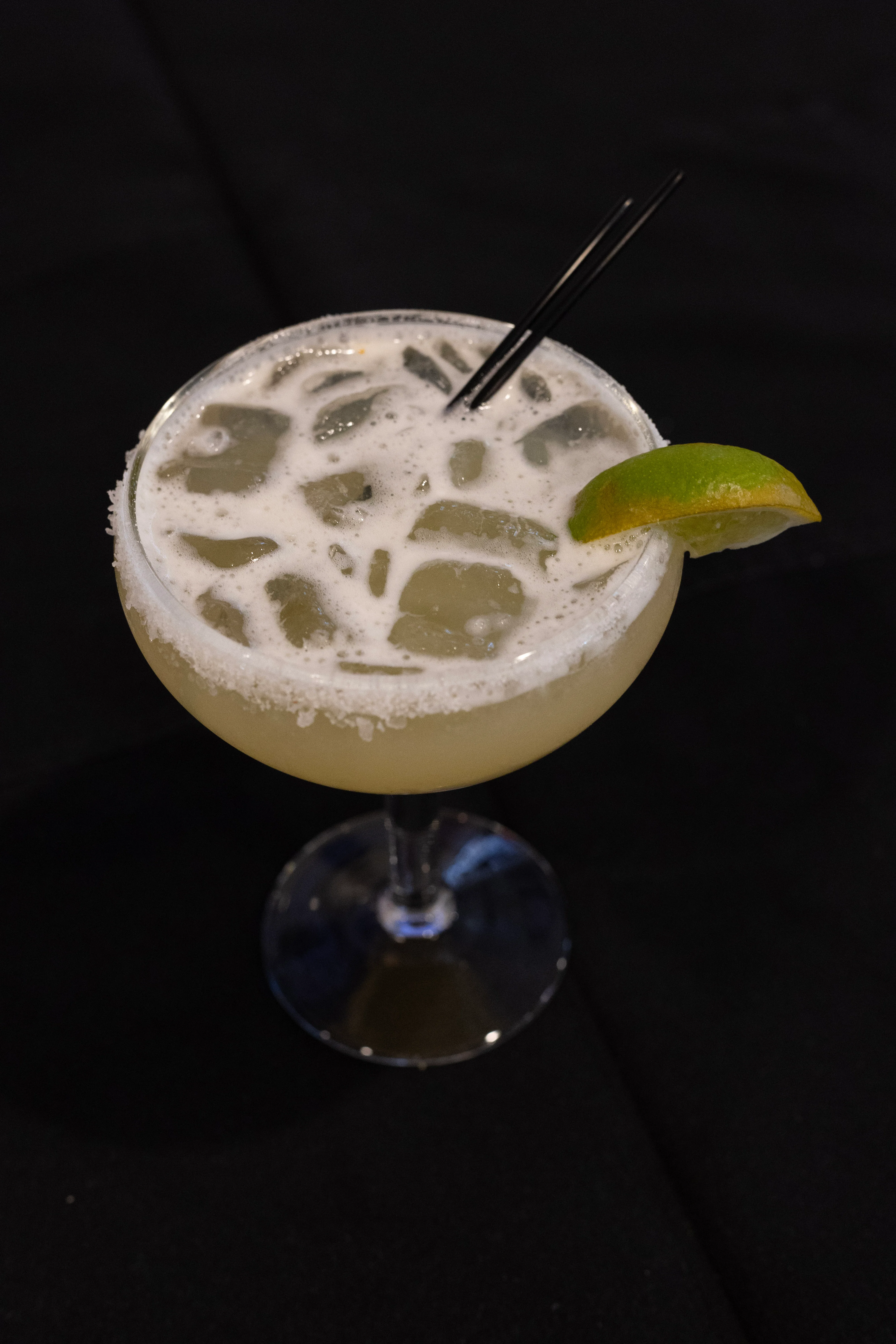 Classic margarita cocktail with lime garnish