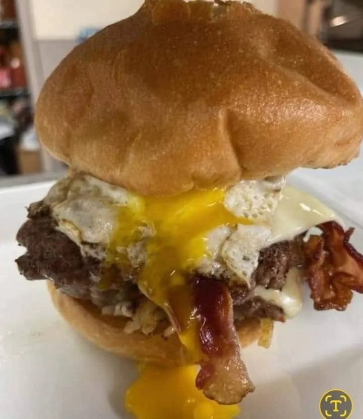 Juicy breakfast burger with egg and bacon, a hearty American classic