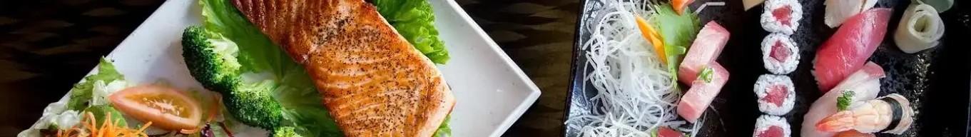 Grilled salmon fillet with fresh vegetables