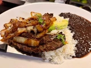 Bisteces encebollados