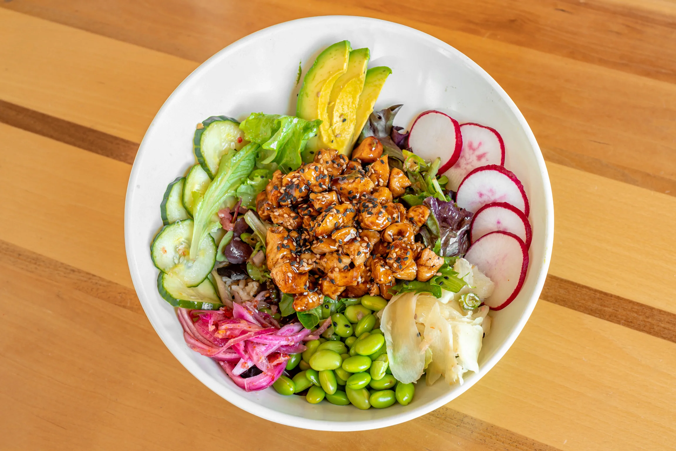 Japanese chirashi bowl with fresh vegetables and marinated chicken