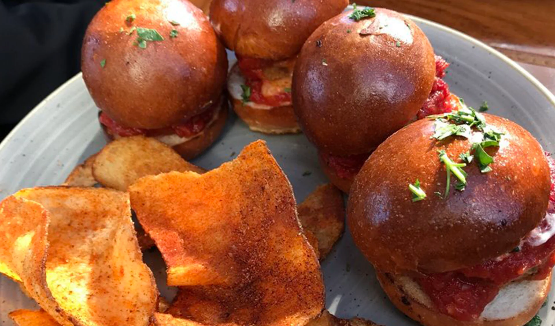 Sliders with potato chips served on a platter