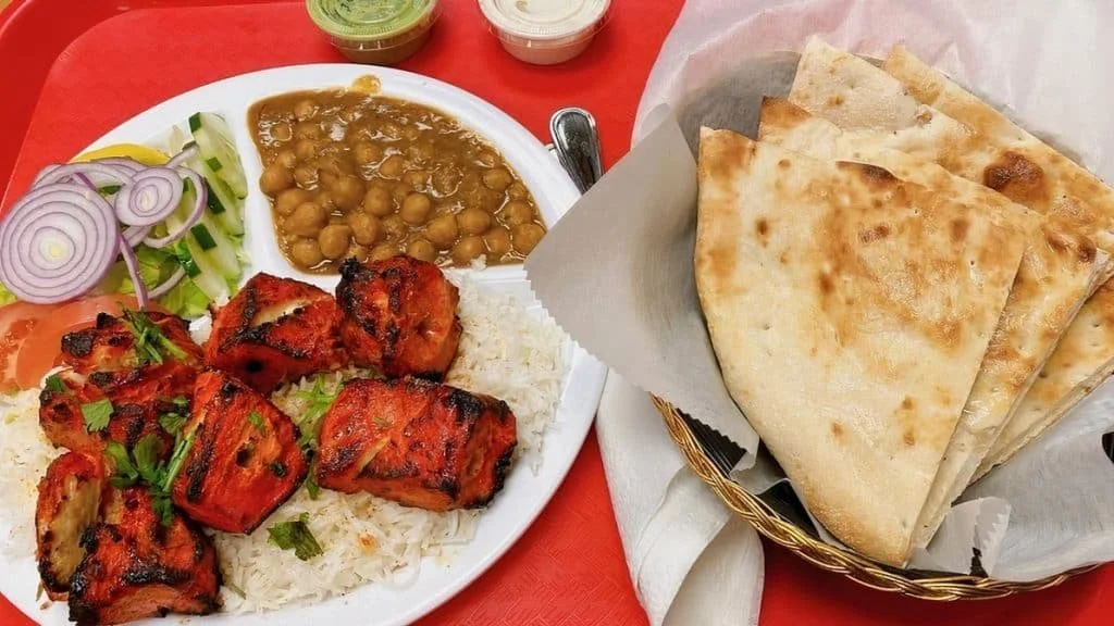 Tandoori chicken platter with rice and naan