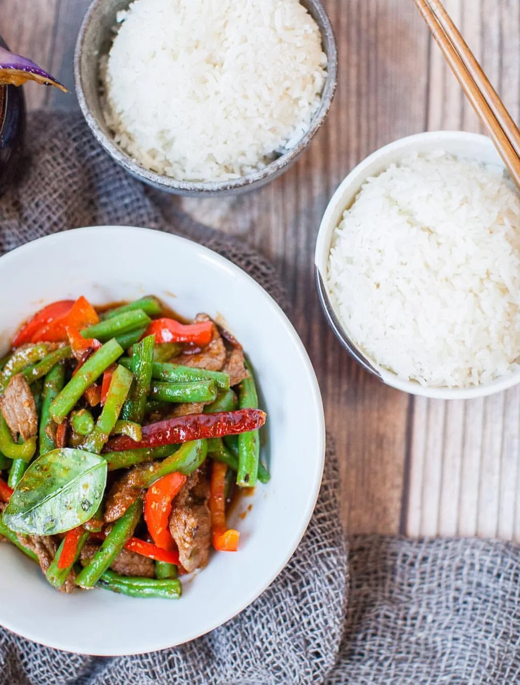 Stir-fried beef with green beans and bell peppers