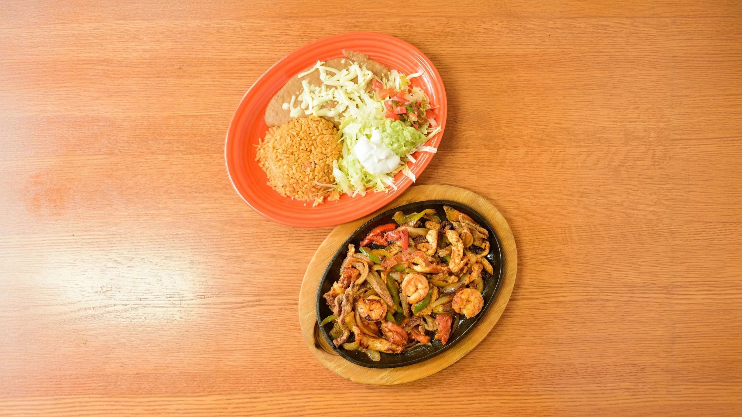 Sizzling fajitas with shrimp and vegetables served on a hot plate