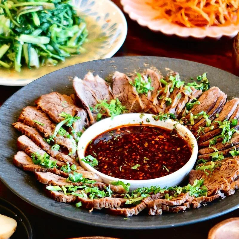Sliced Chinese beef with spicy dipping sauce