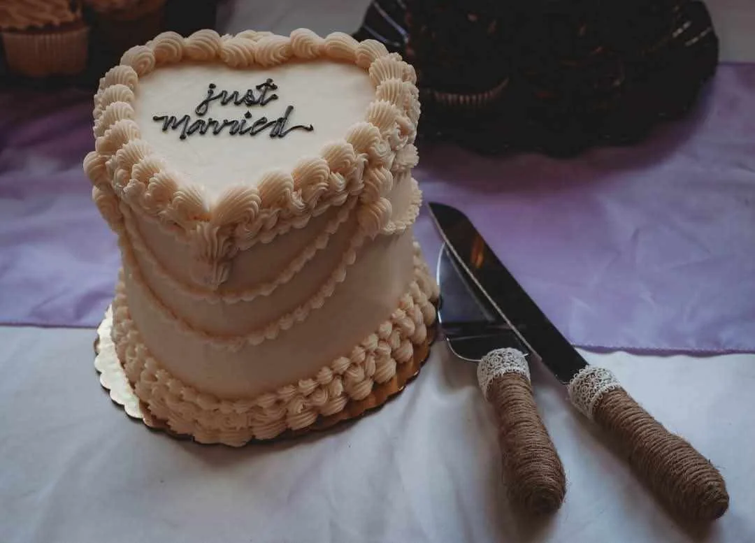 Elegant wedding cake with 'just married' inscription
