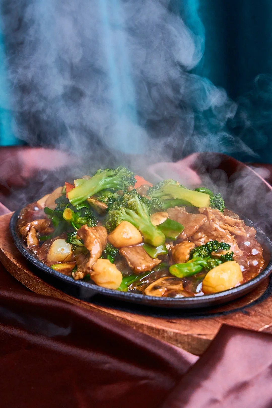 Sizzling Chinese chicken stir-fry with vegetables