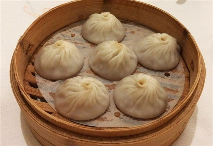D7 Mini Soupy Pork Bun With Crab Meat (6)蟹肉小笼包