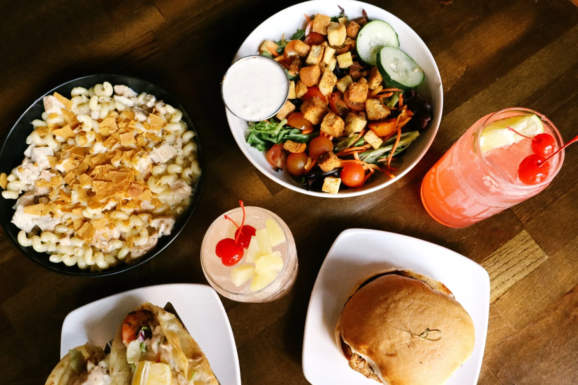 Delicious American-style macaroni salad with fresh greens and drinks