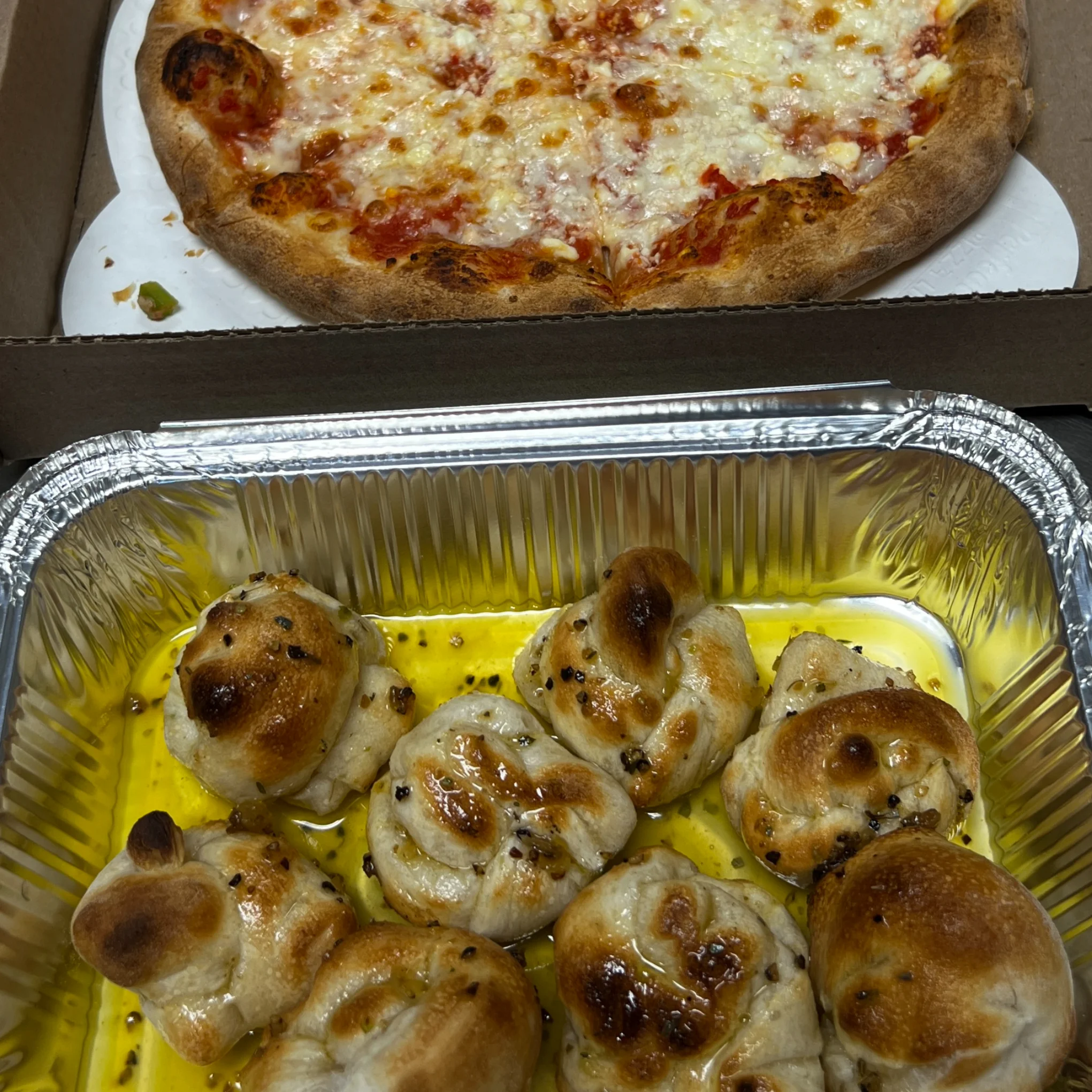 Garlic knots and Pizza