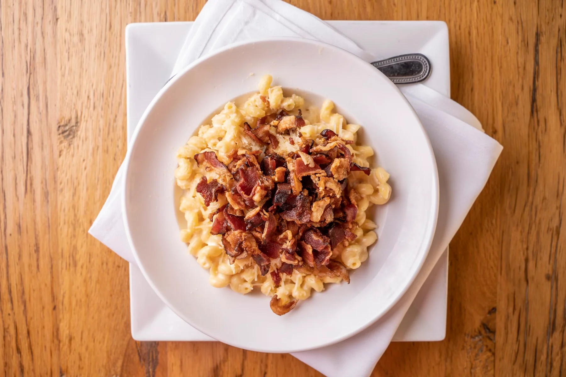 Creamy mac and cheese topped with crispy bacon