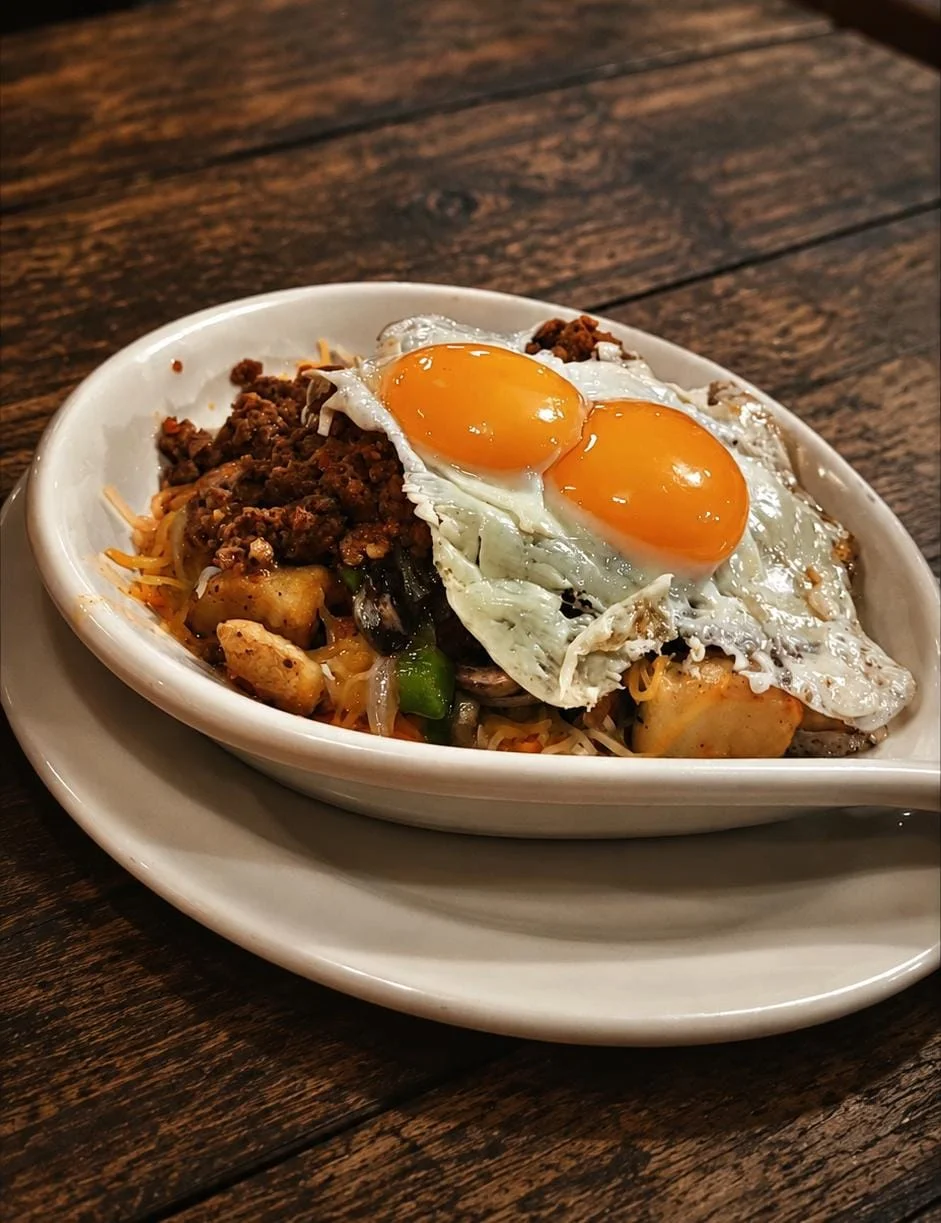 Hearty American breakfast skillet with eggs