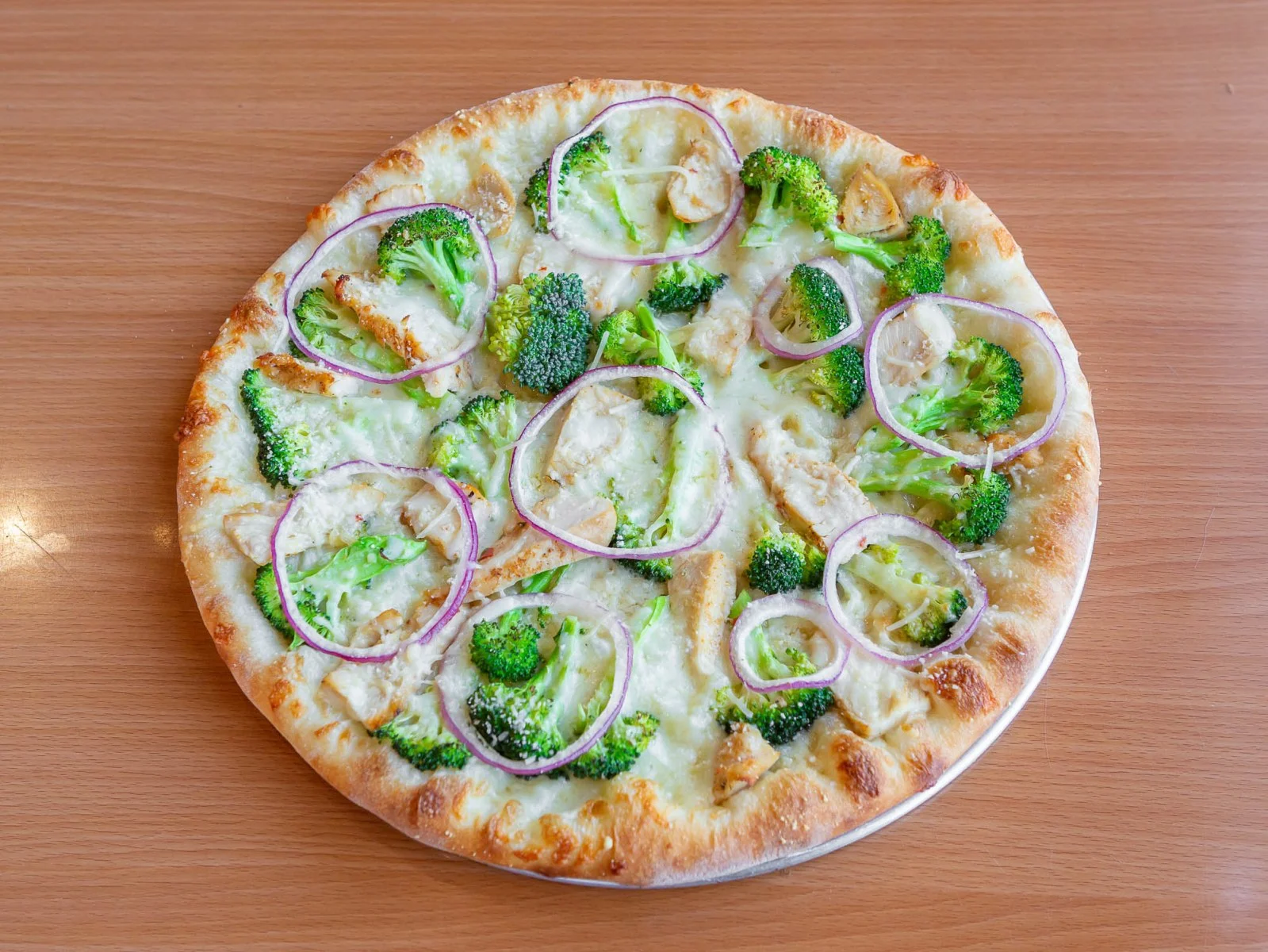 Broccoli chicken pizza with creamy sauce