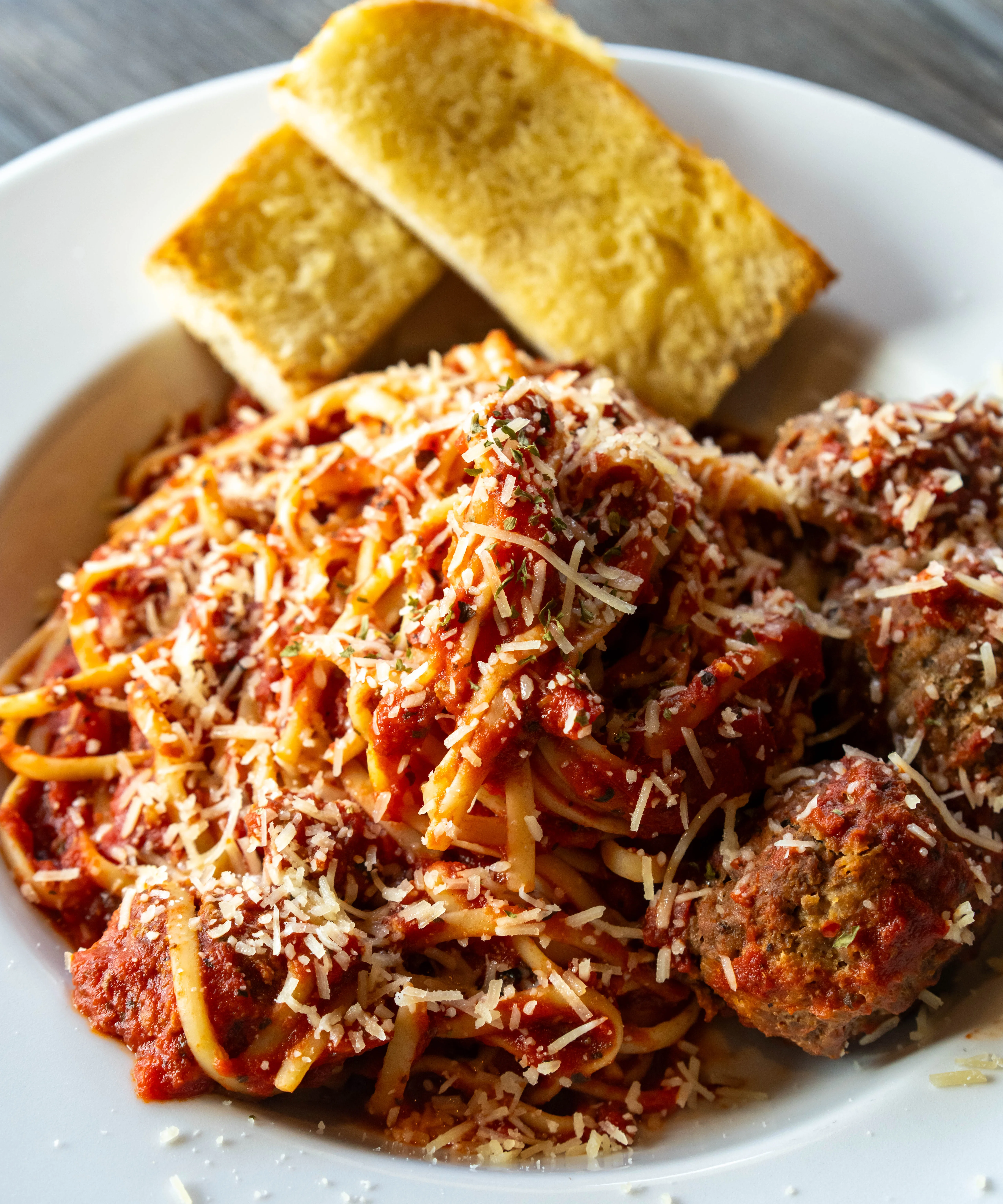 Classic spaghetti and meatballs with garlic bread