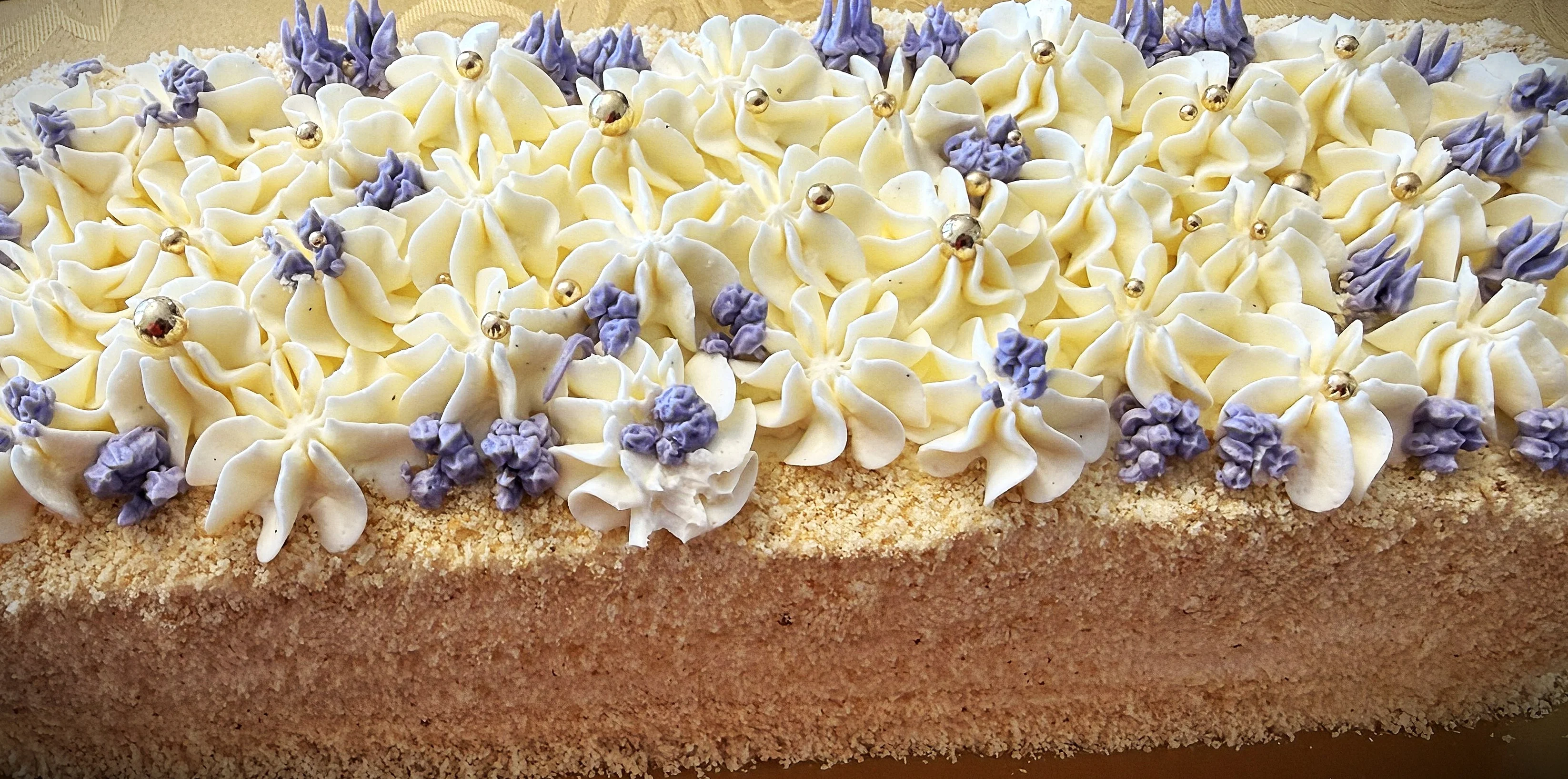 Elegant floral cake with buttercream decorations