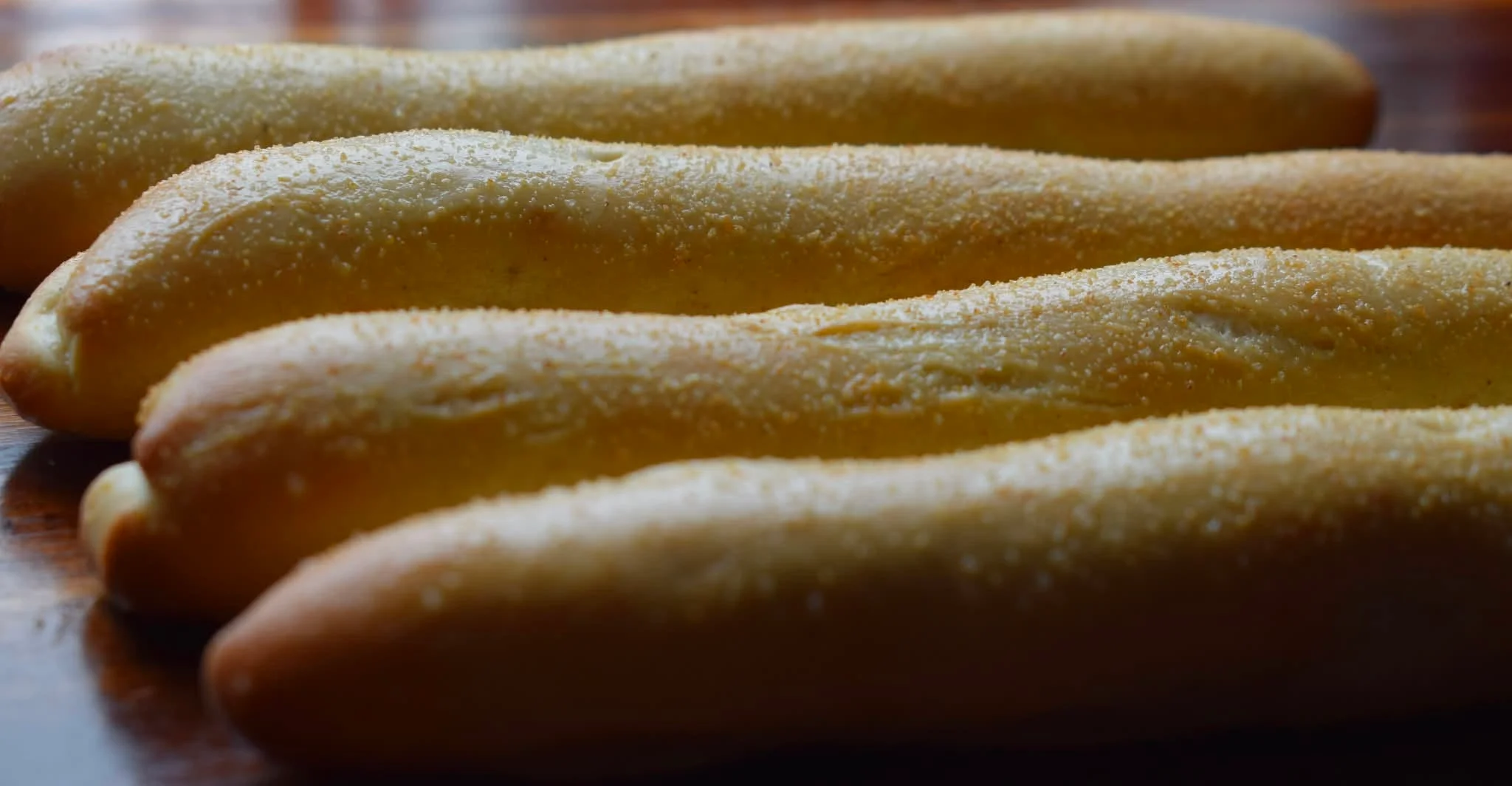 Freshly baked Brazilian pão de queijo rolls