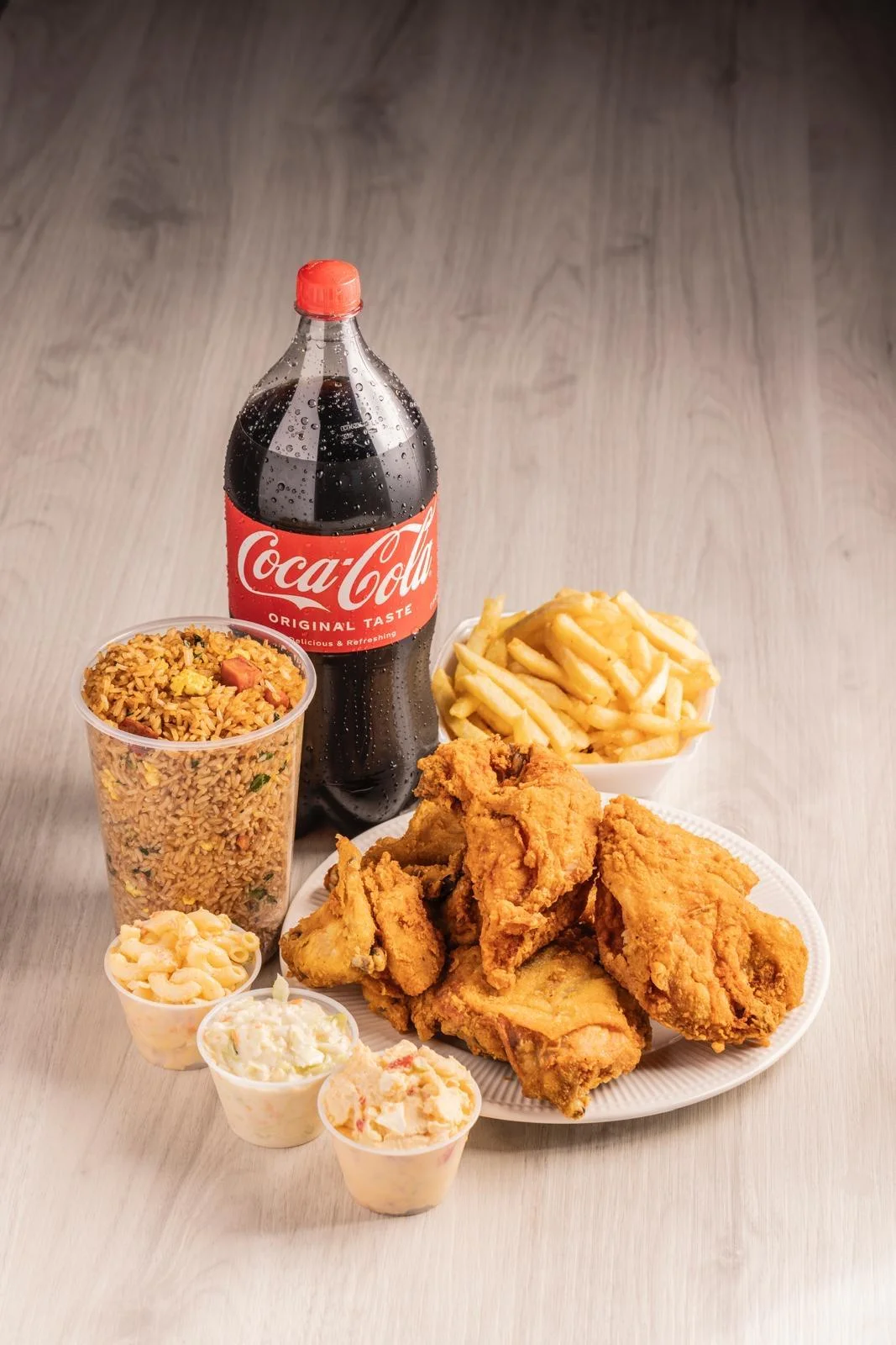 1 Arroz de 16oz, 3 complementos y 4 presas de pollo