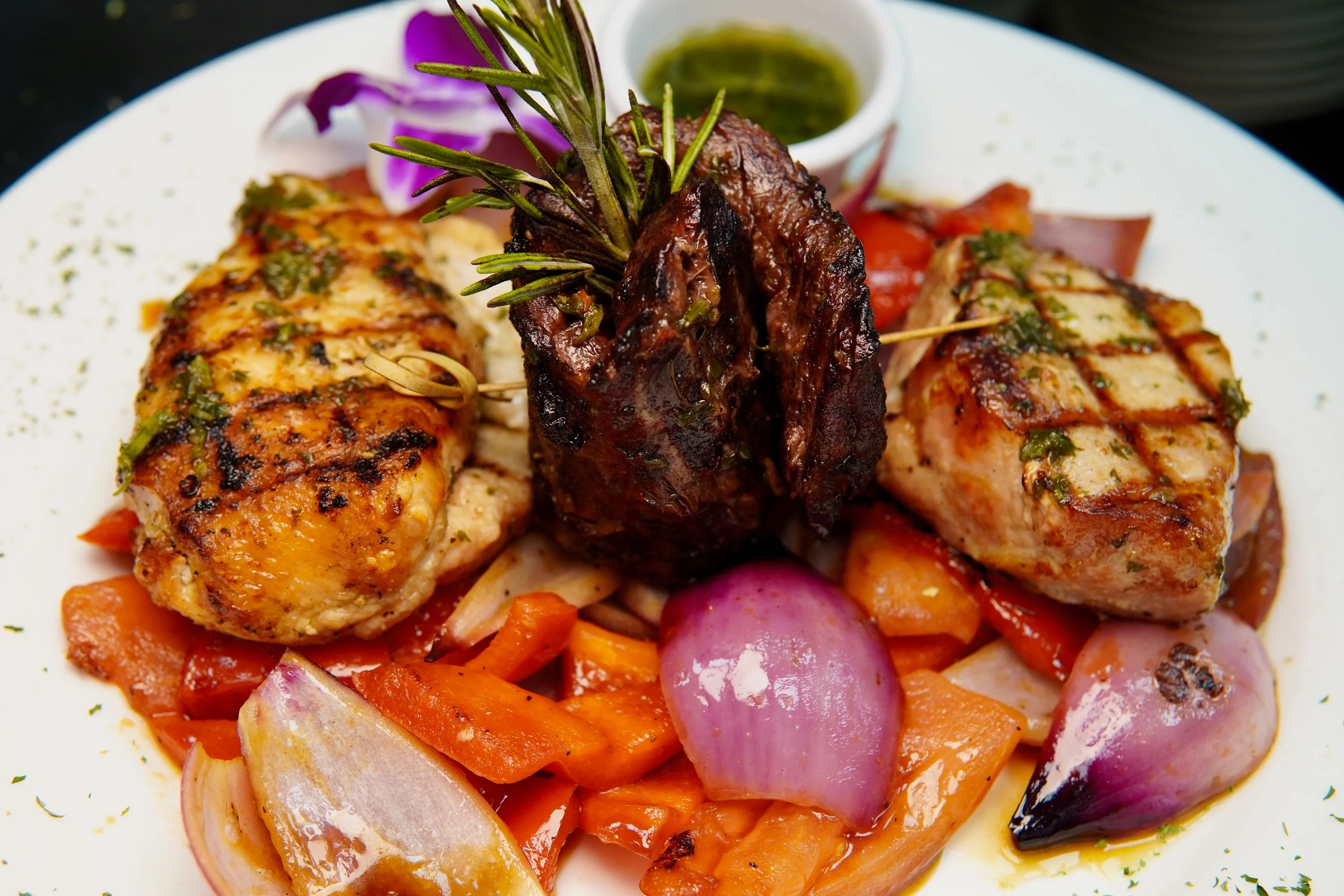 Grilled mixed meat platter with vegetables