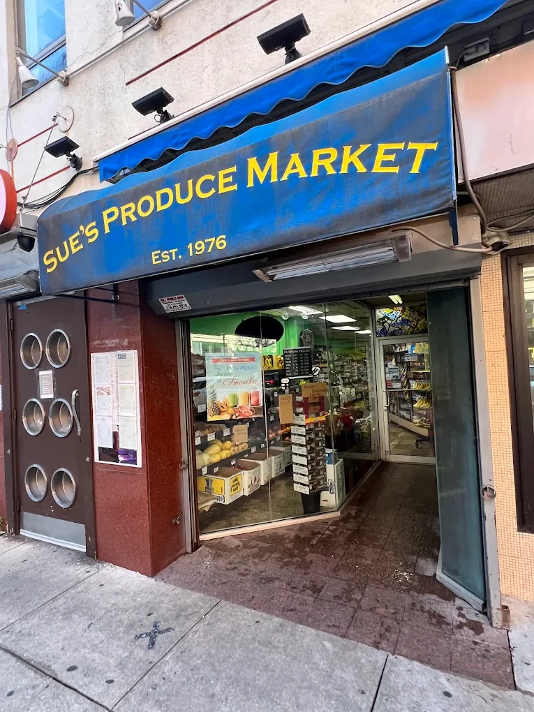 Picture of the outside of Sue's Produce Market in Rittenhouse