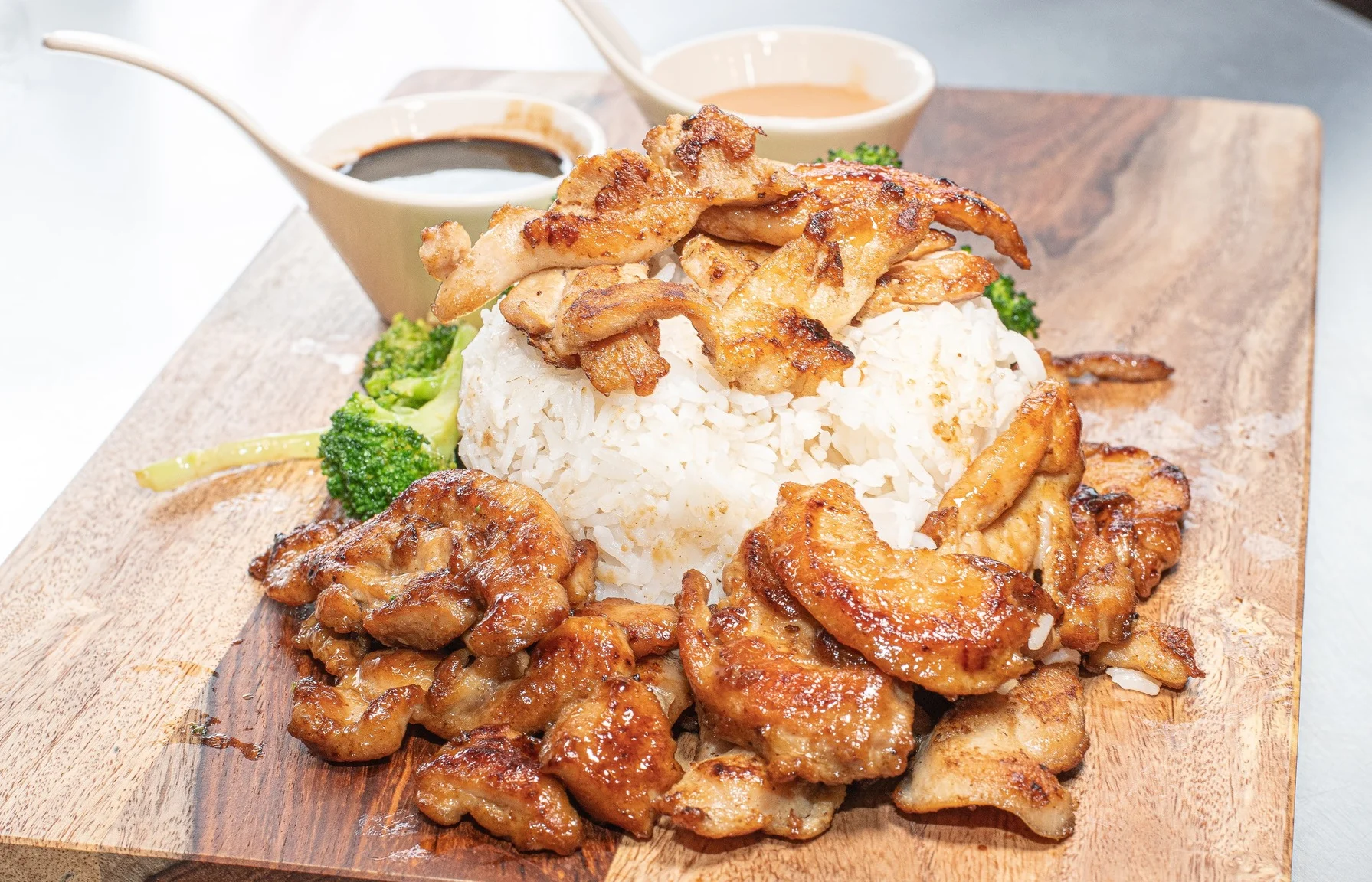 Grilled chicken rice plate with broccoli