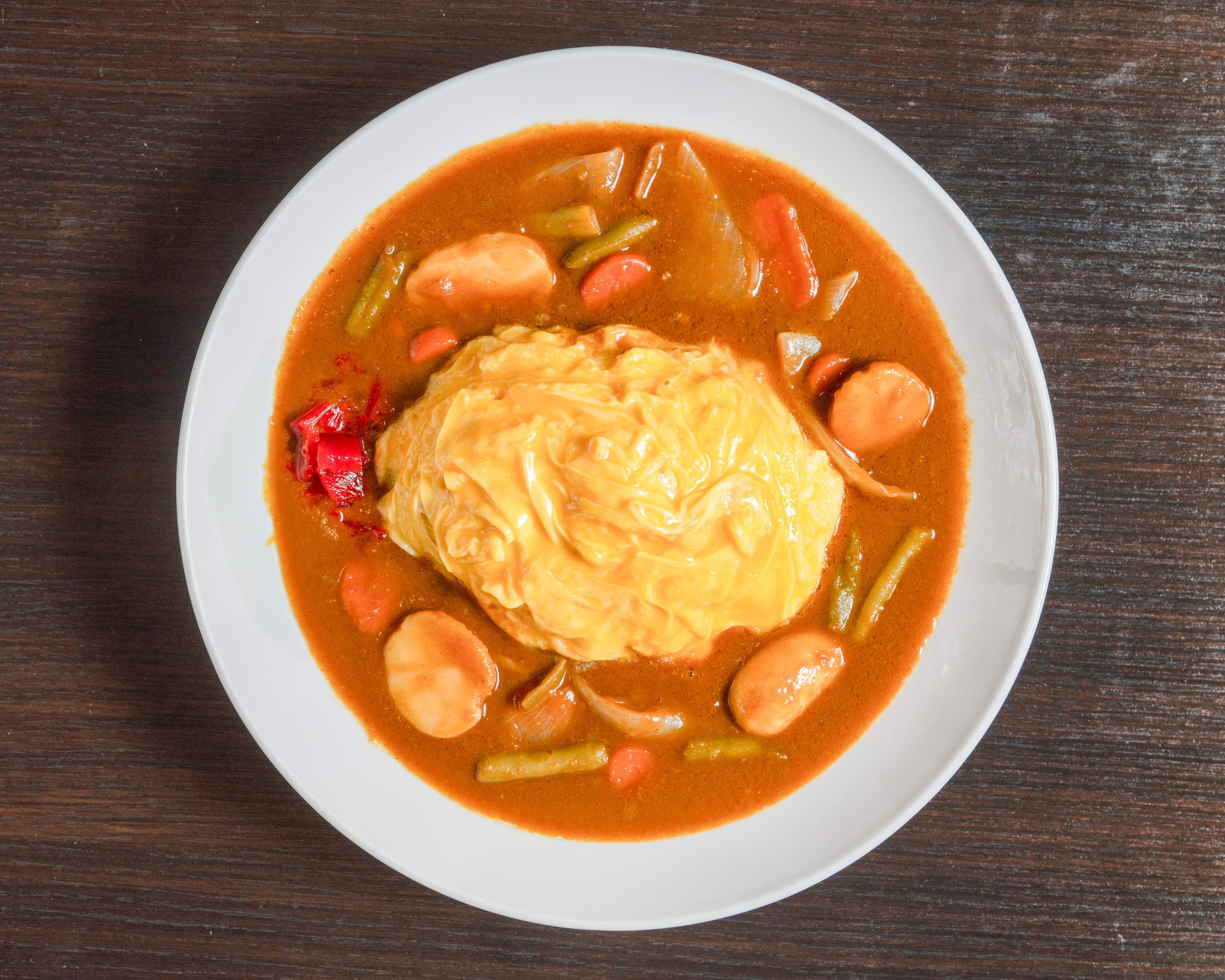 Japanese omurice with curry sauce and vegetables