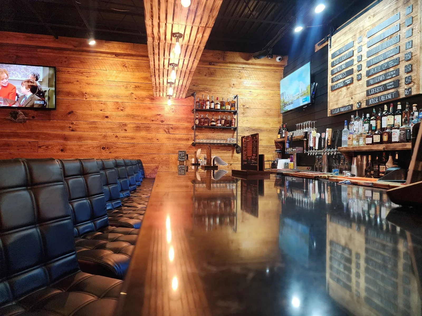 Full Service Bar, Draft Beer, Wine, Liquor, Casual Fun Atmosphere