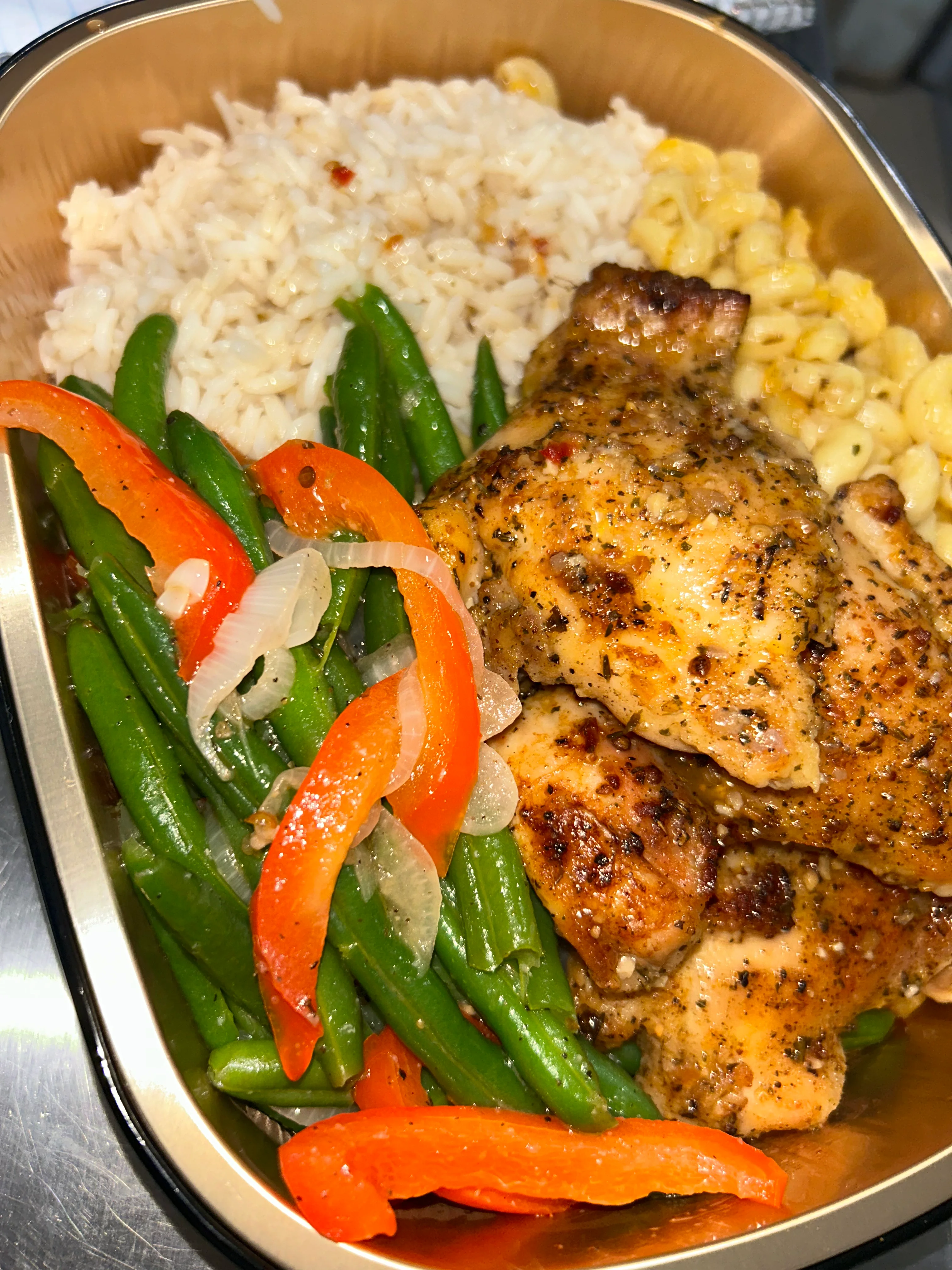Southern-style grilled chicken with rice and vegetables