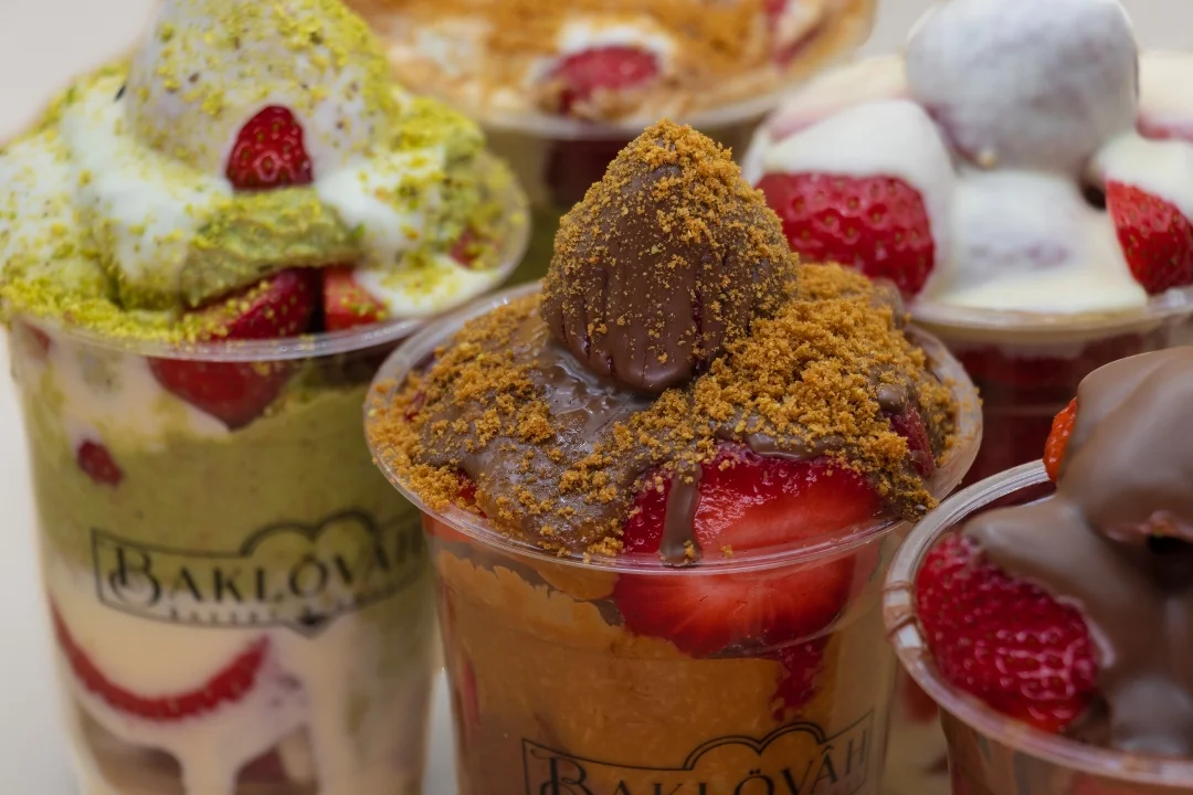 Dubai Strawberry Cup with Toppings