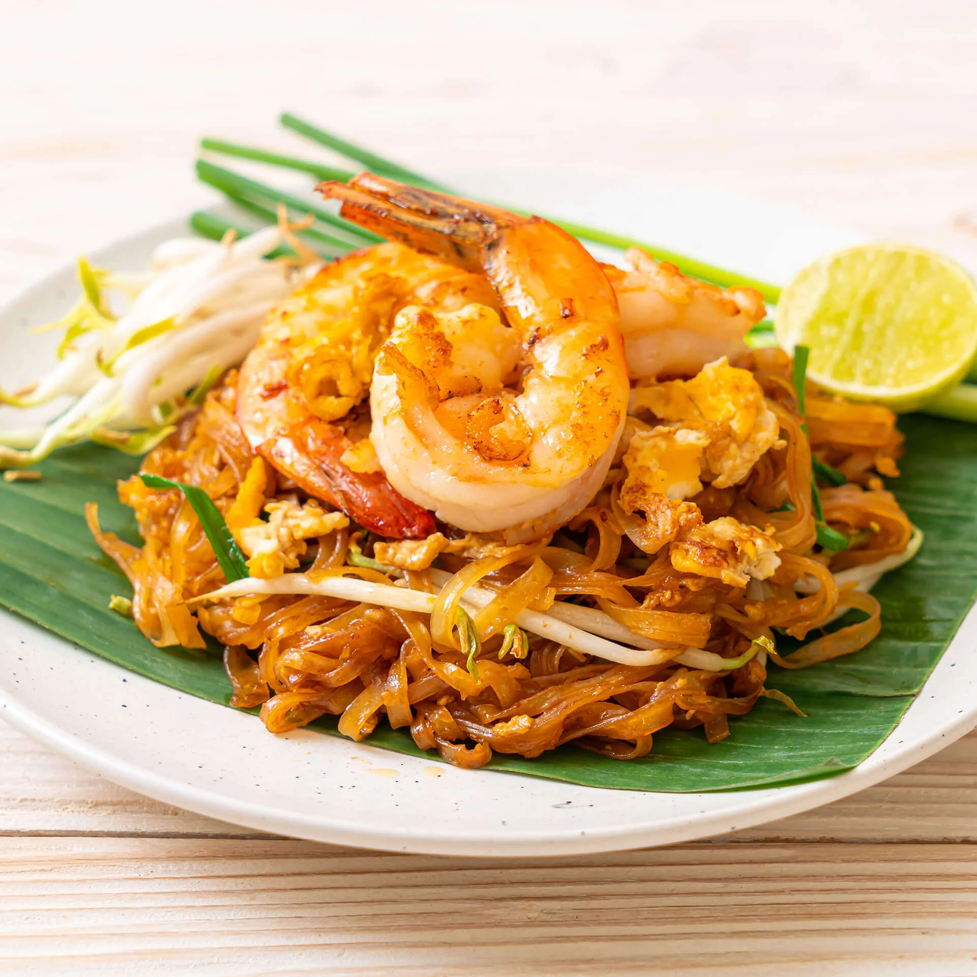 Delicious pad thai with shrimp and lime