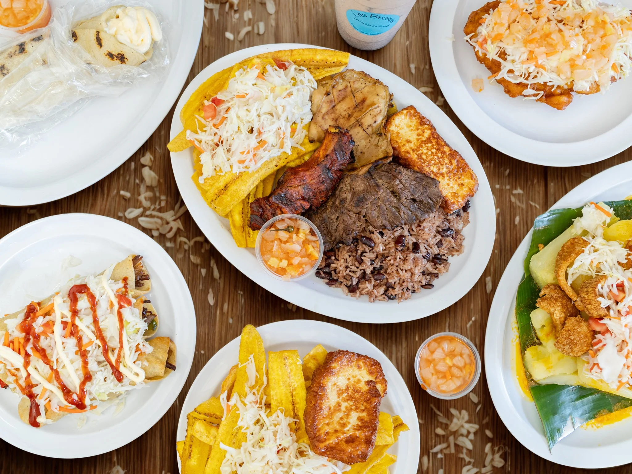 Delicious Honduran platos típicos with grilled meats and plantains