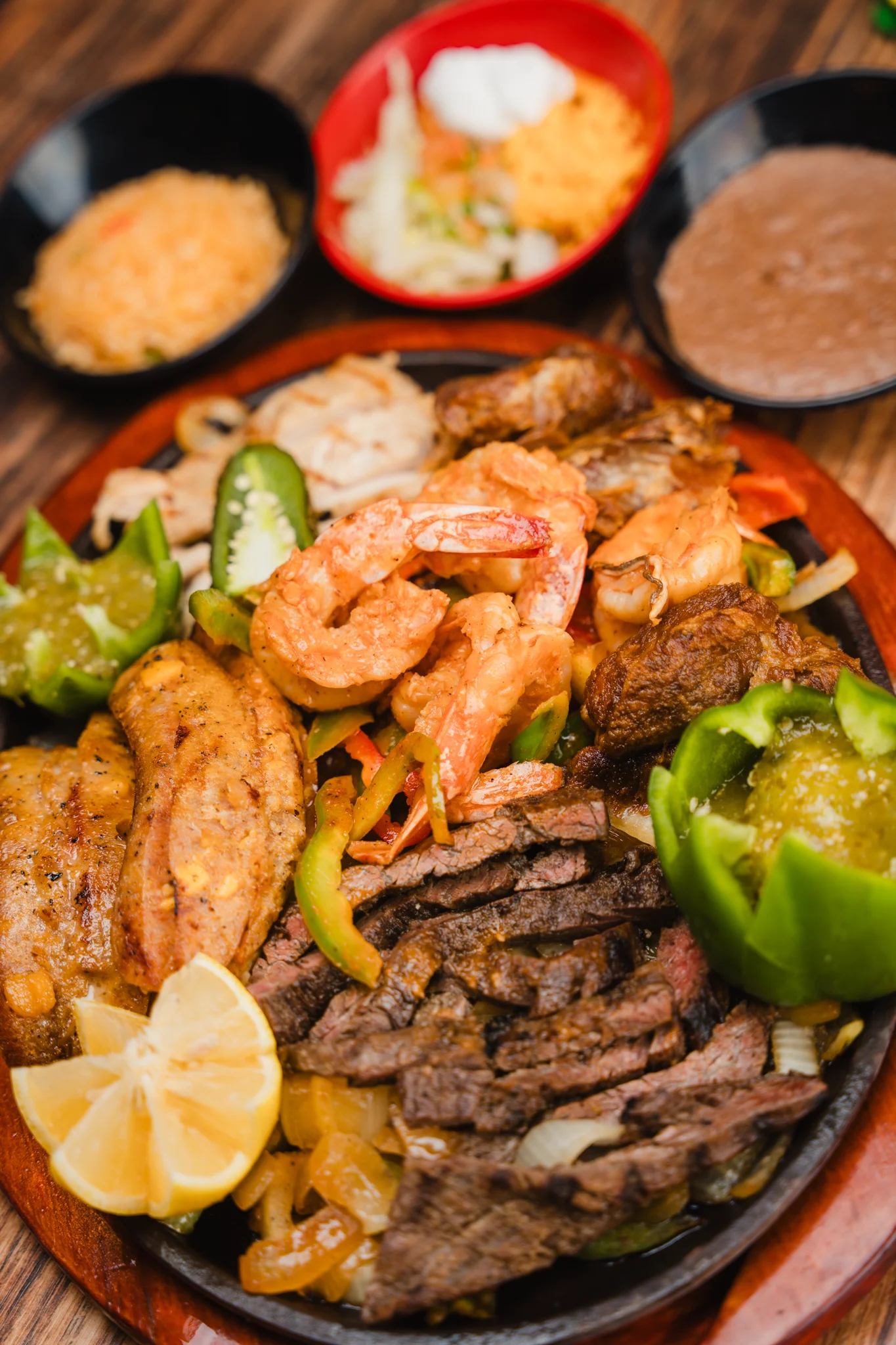 Sizzling Mexican fajitas with shrimp and grilled meats