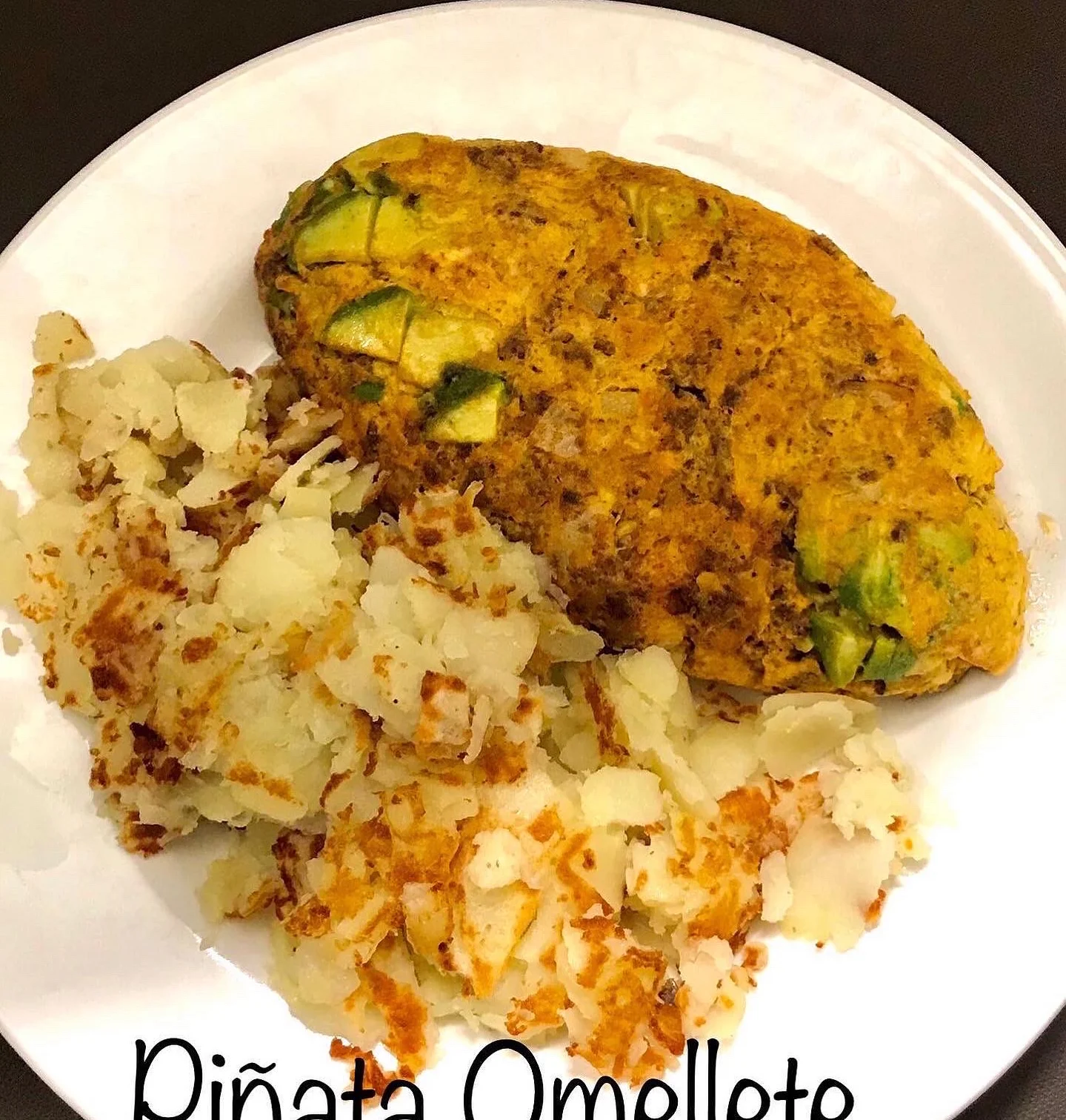 Delicious piñata omelette served with crispy potatoes