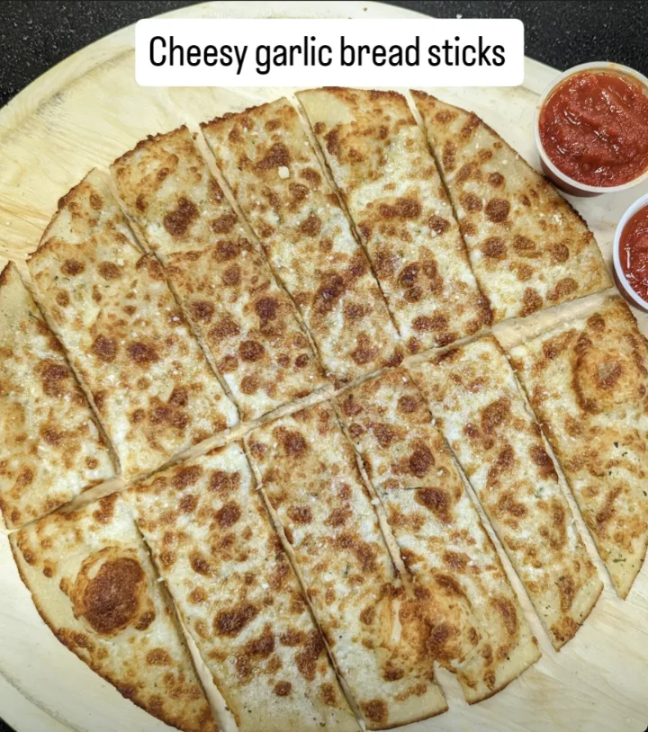 Cheesy Garlic Breadsticks (12)