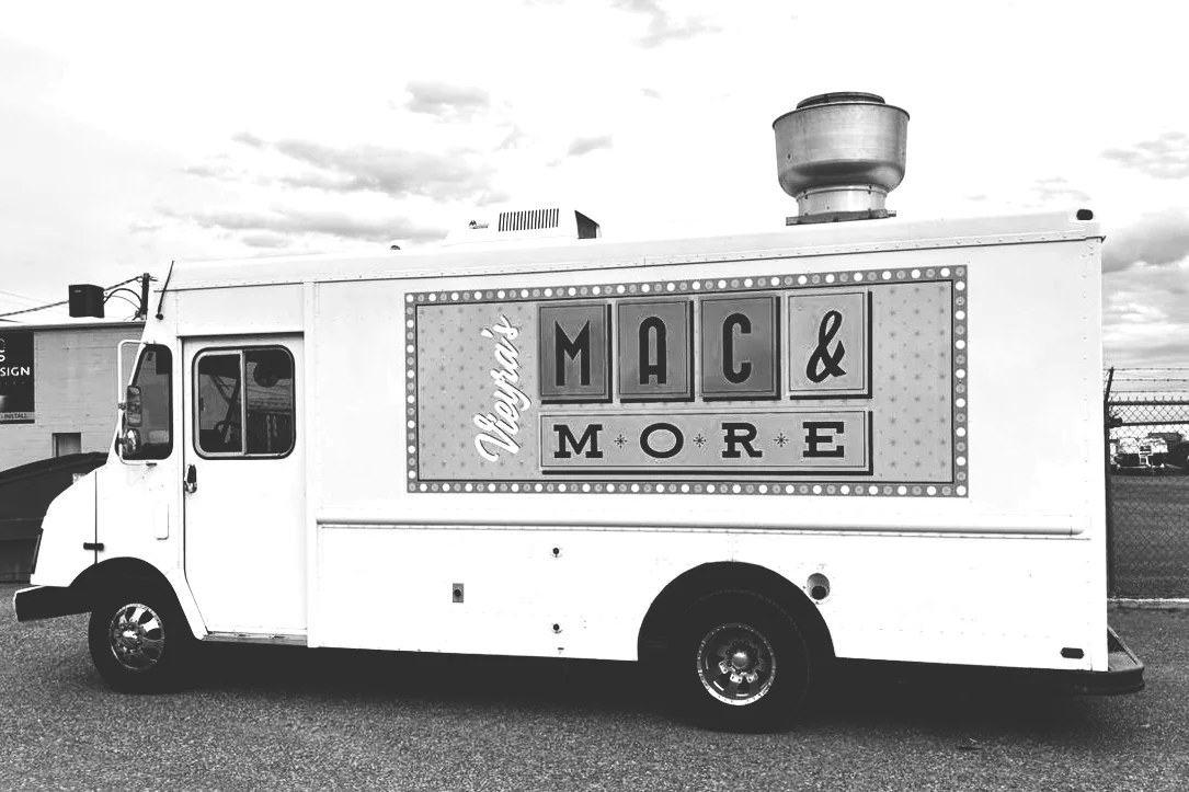 Food truck serving mac and cheese dishes