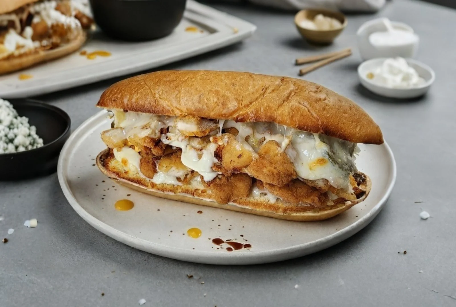 Crispy chicken sandwich with creamy sauce