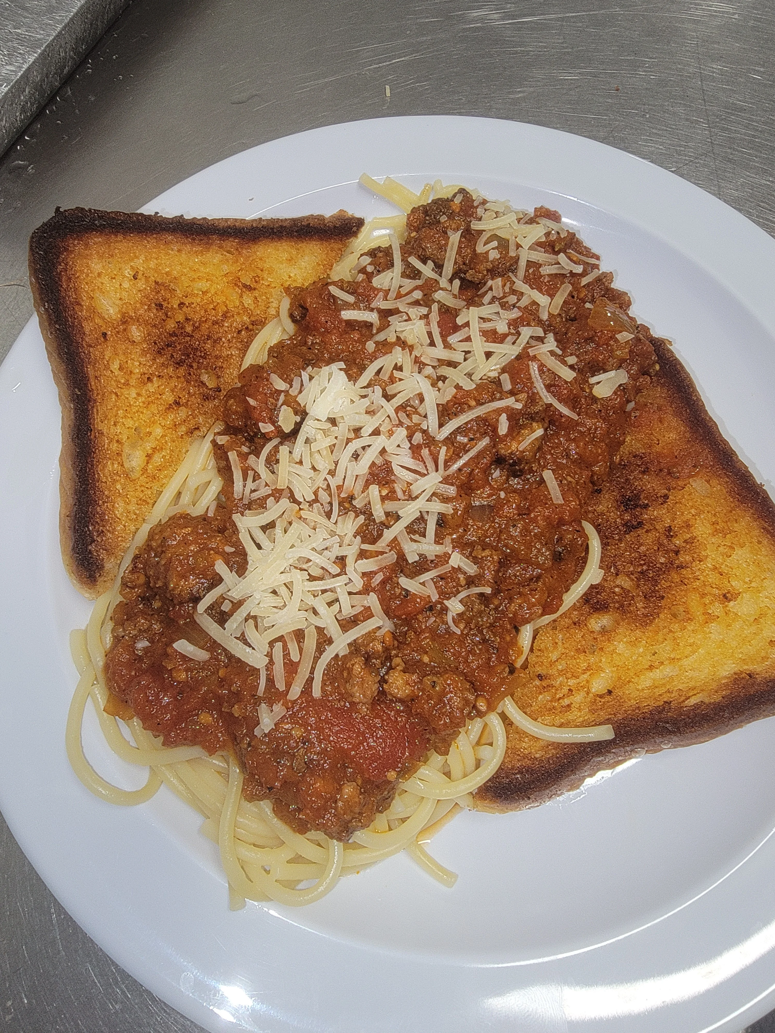 Spaghetti Bolognese served with toasted bread