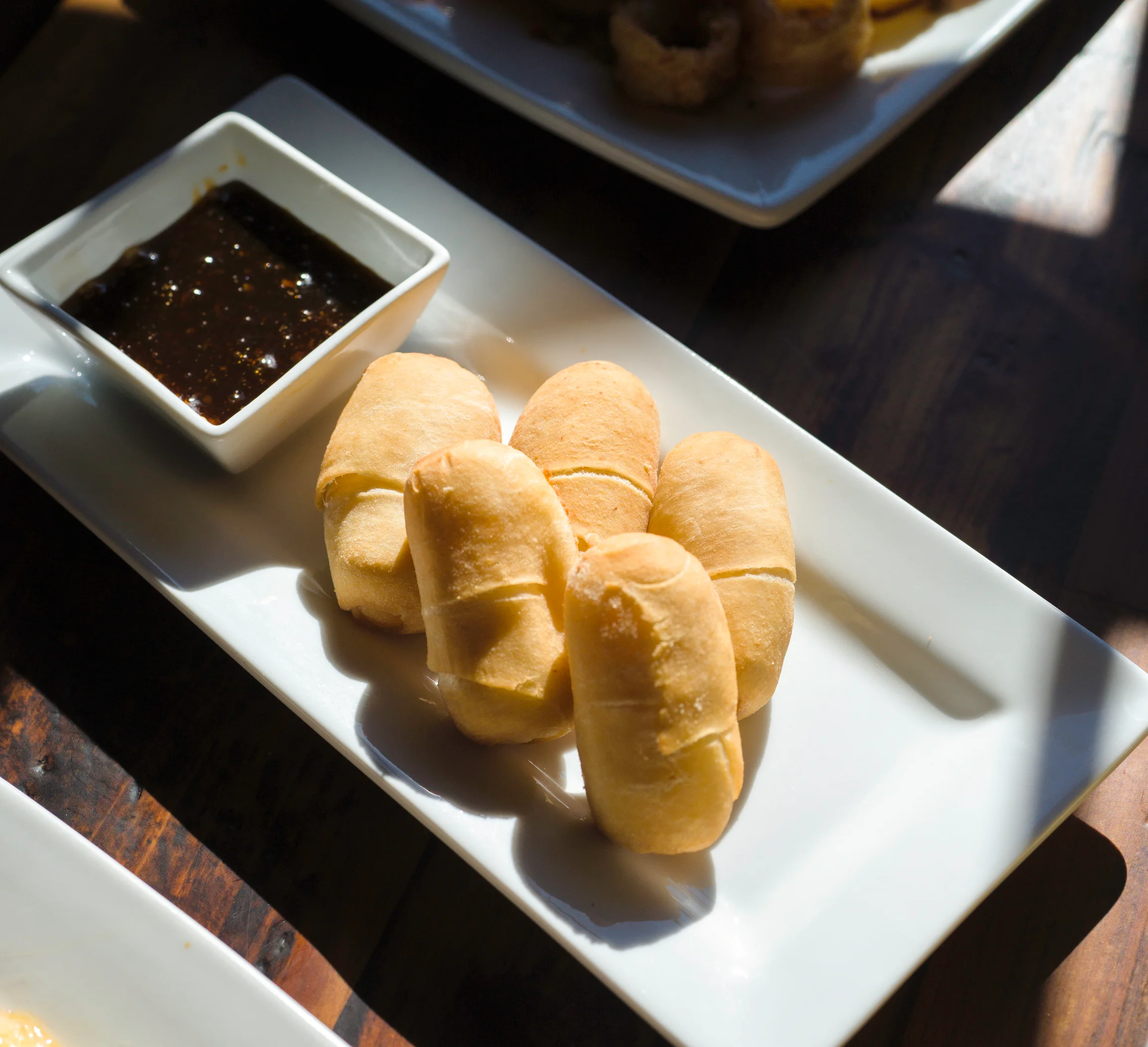 Crispy spring rolls with dipping sauce