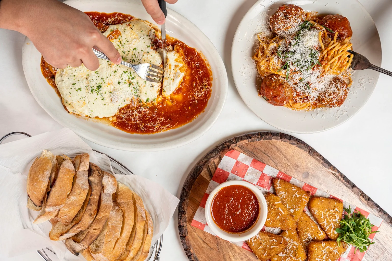 Delicious Italian meal with spaghetti, meatballs, and bread rolls.